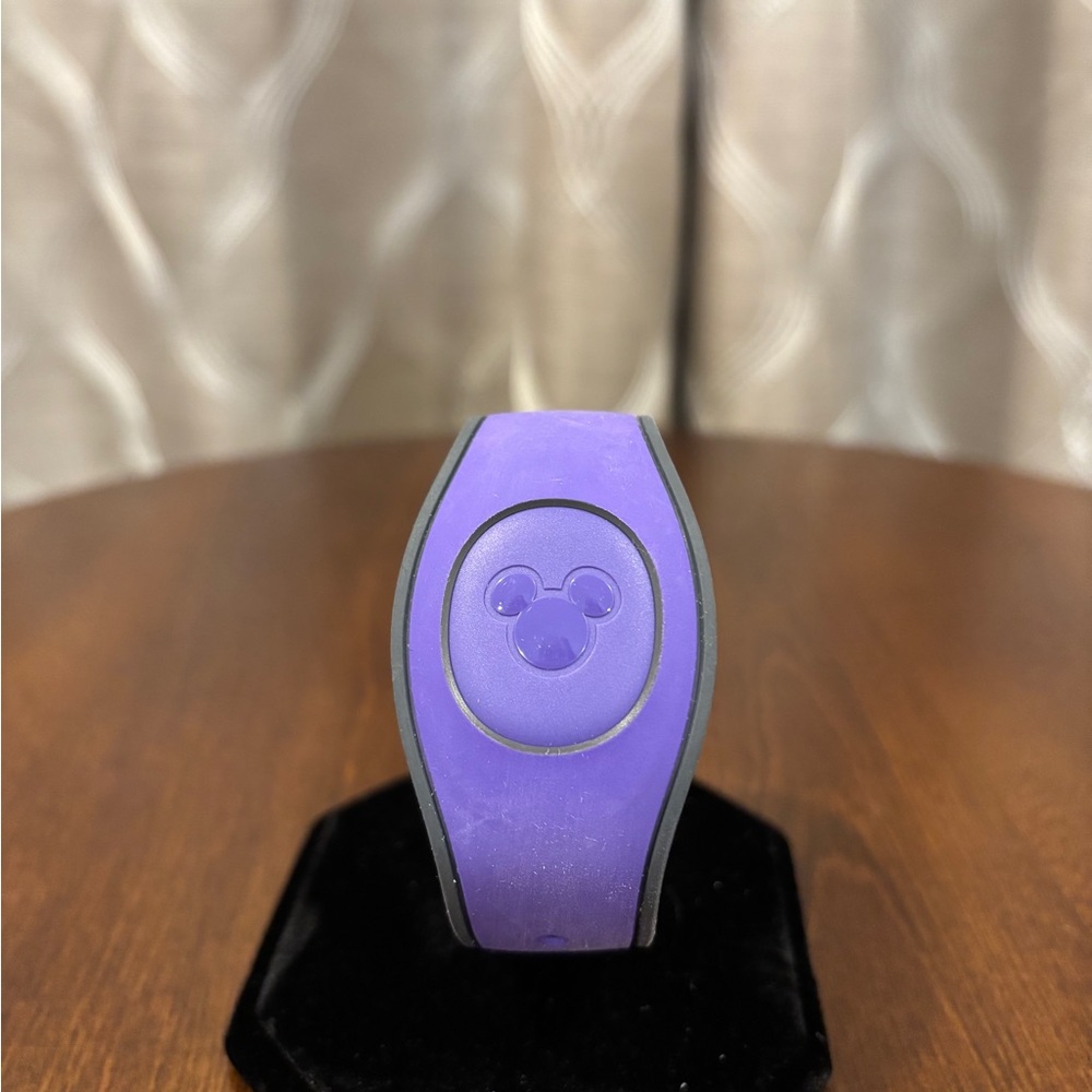 COLLECTORS ITEM ONLY Disney Purple MagicBand